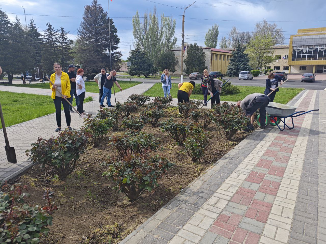 В рамках общероссийской традиции наведения порядка и благоустройства, сотрудники администрации и архива Новотроицкого муниципального округа привели в порядок прилегающую к зданию территорию..