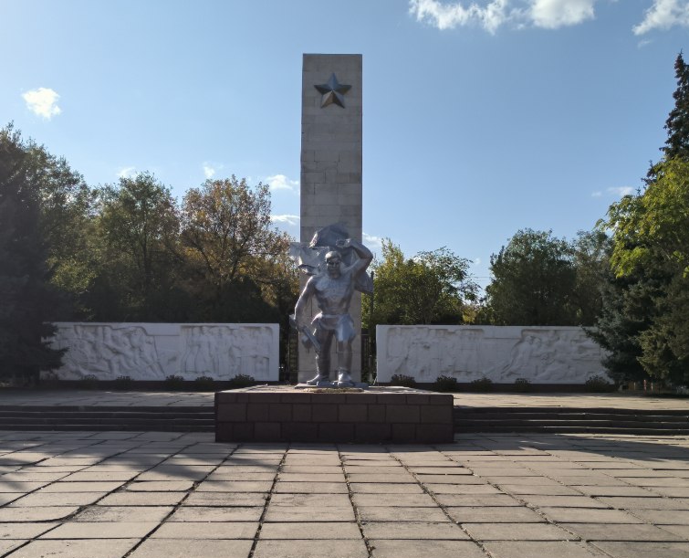 Мемориальный комплекс в честь воинов-односельчан.